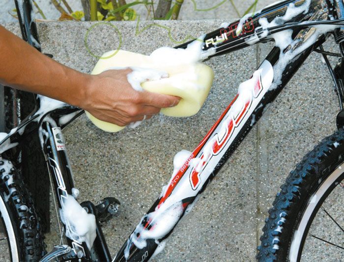 Como lavar a bicicleta se não temos uma mangueira