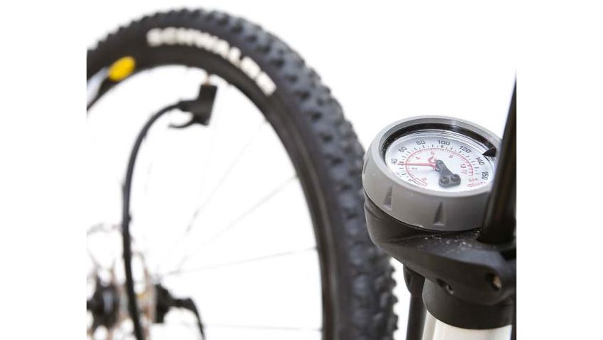 Tens o pneu descentrado? Segue estes passos e resolverás o problema