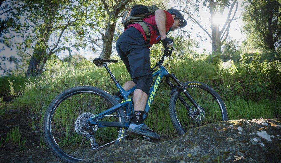 O que é melhor? Pedalar em pé ou sentado?