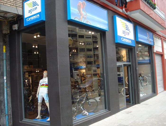 Como é que te deves comportar numa loja de bicicletas?