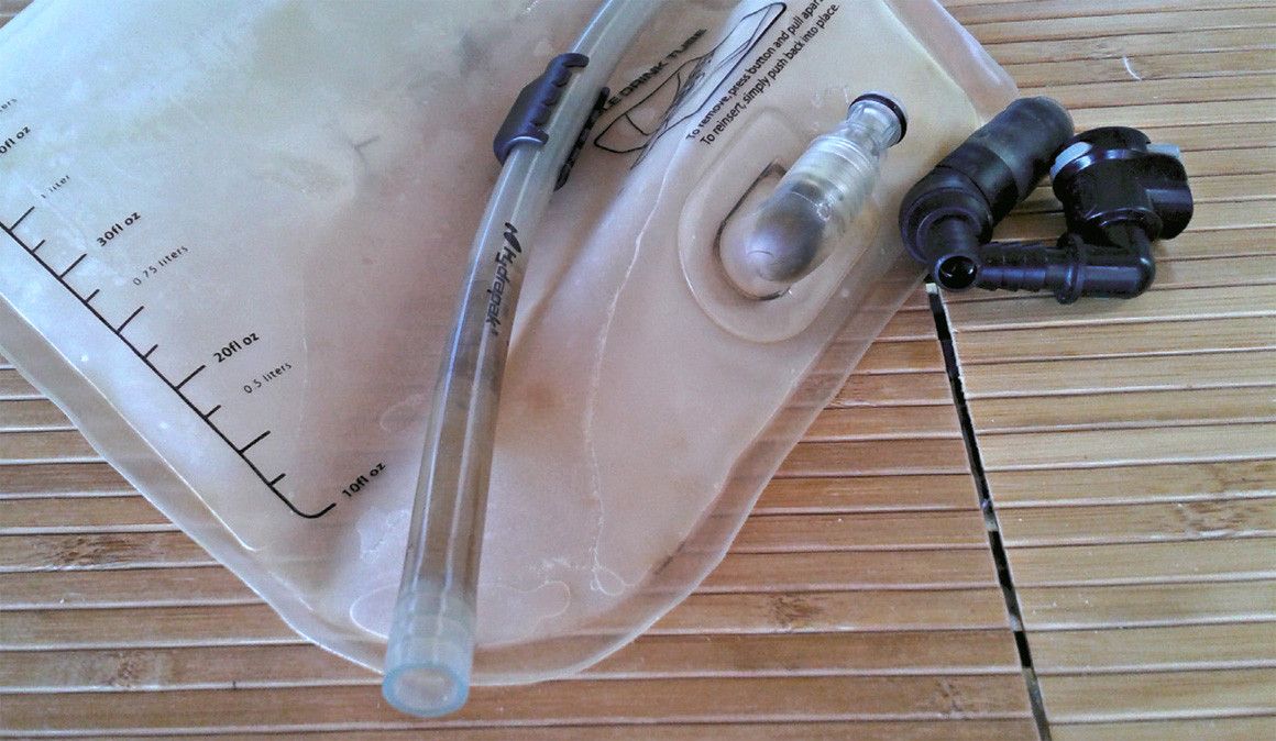 O teu Camelbak está cheio de sujidade no tubo? Há solução...