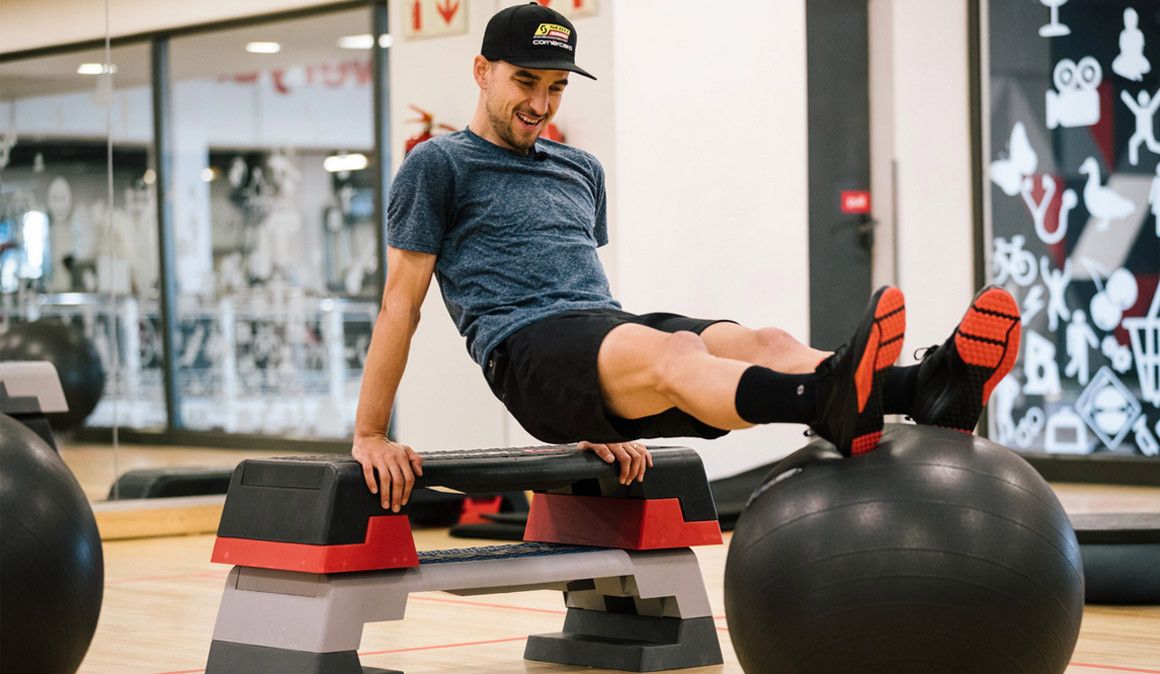 Os exercícios de Nino Schurter no ginásio: experimenta fazê-los em casa