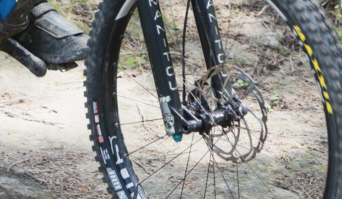 É preciso ter em conta o peso ao escolher o tamanho do disco de travão? 