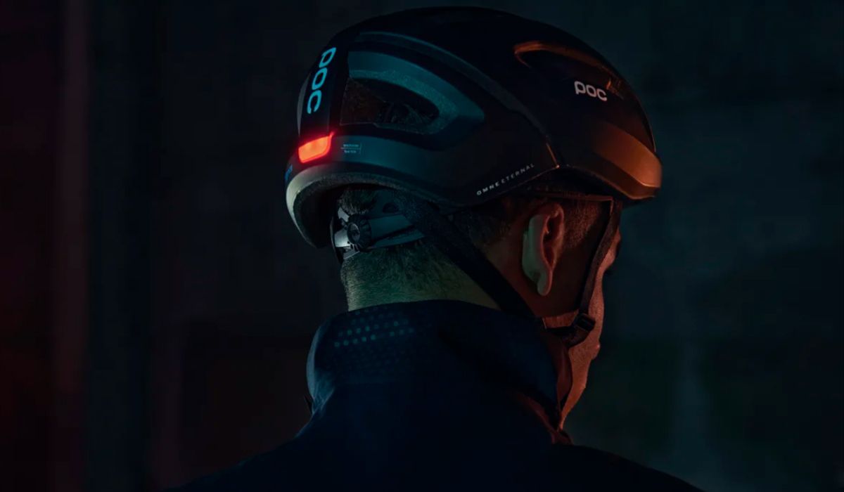 POC lança o Omne Eternal, o primeiro capacete com luz autoalimentada que não precisa de carregamento 