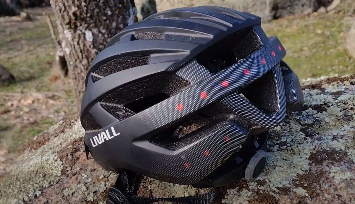 O capacete com walkie talkie, música, compatibilidade com telemóvel, luz de travão e aviso SOS