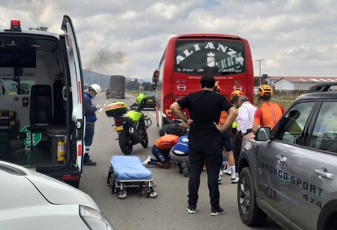 Egan Bernal vai ser operado após sofrer um grave acidente enquanto treinava