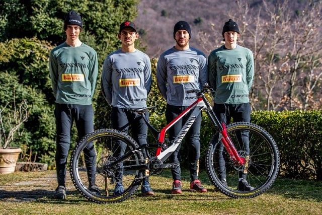 Já foi apresentada a equipa de DH CANYON CLLCTV PIRELLI
