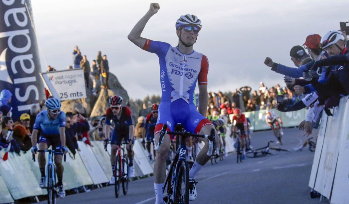 Volta ao Algarve: Gaudu vence no Alto da Fóia em final acidentado