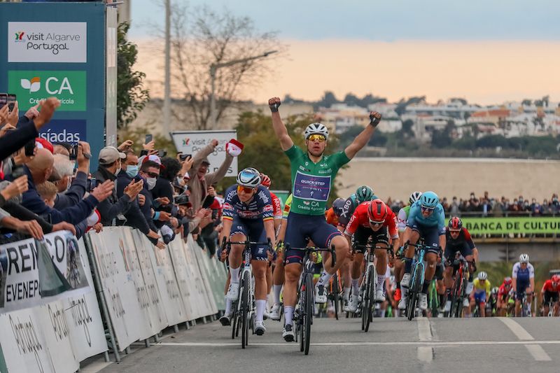 Volta ao Algarve: Fabio Jakobsen faz a dobradinha em Faro