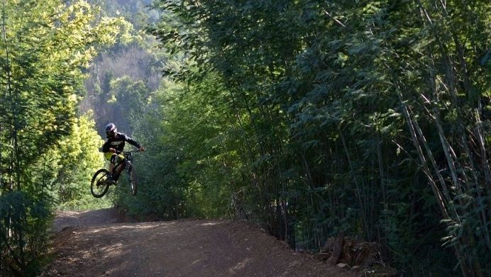 Jovem fica paraplégico após acidente de BTT e família pede ajuda