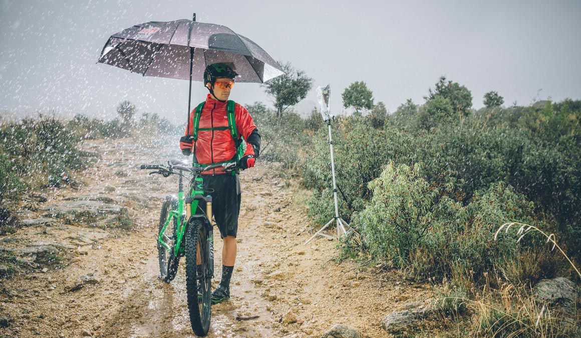Vais pedalar à chuva? Conselhos para ti e para a tua bike