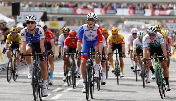 andrea bagioli se lleva el triunfo en la 7a etapa de la volta a catalunya
