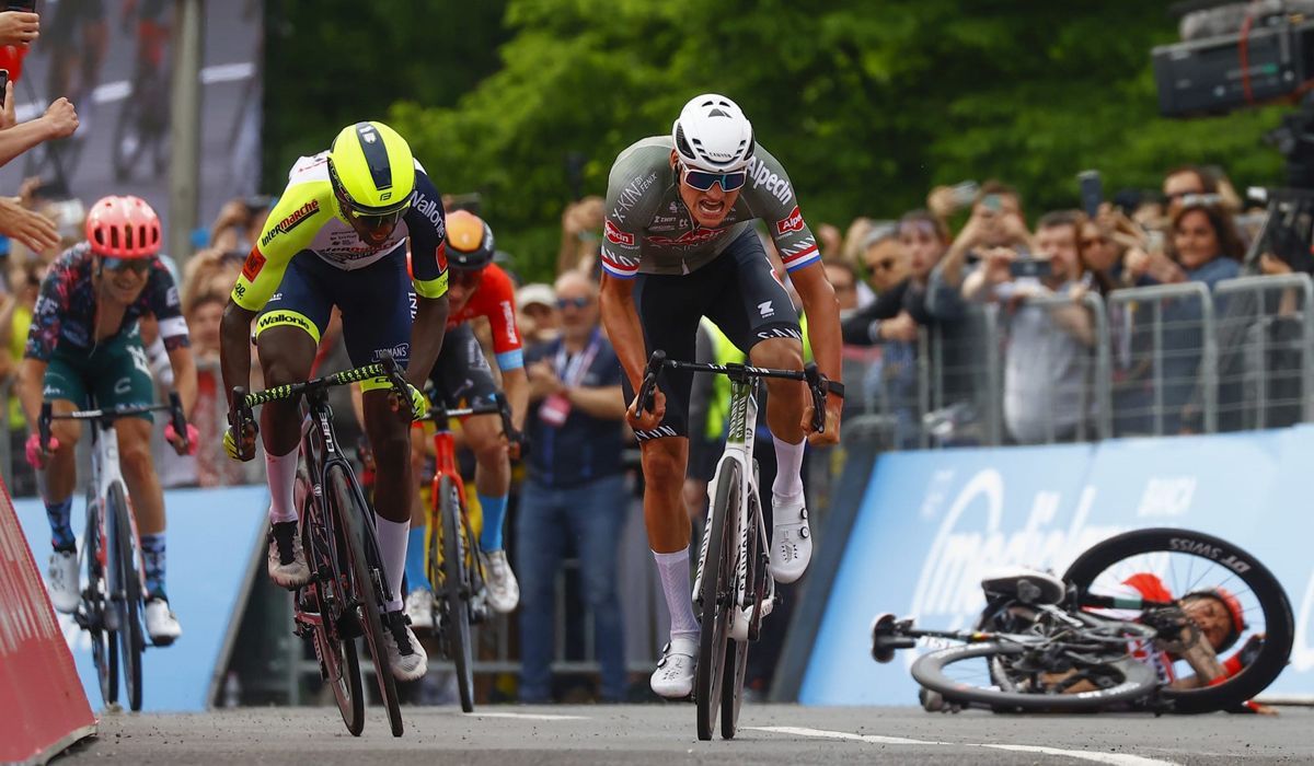 Van der Poel bate Girmay ao sprint e veste a primeira camisola rosa do Giro