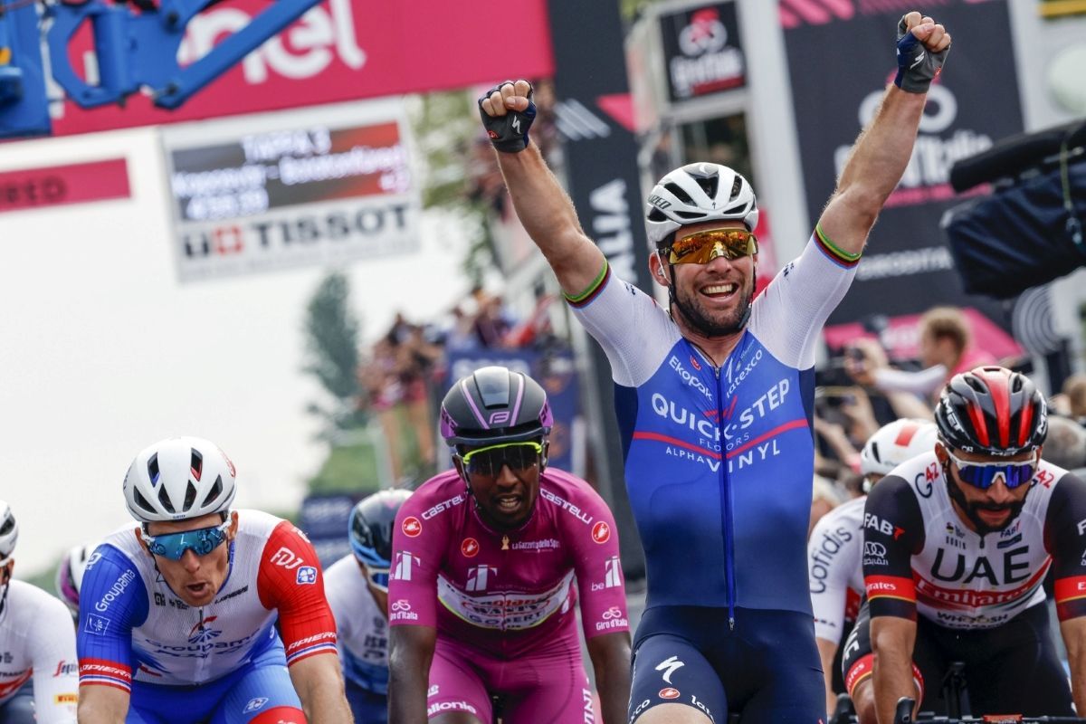 Mark Cavendish foi o mais rápido no sprint da terceira etapa do Giro