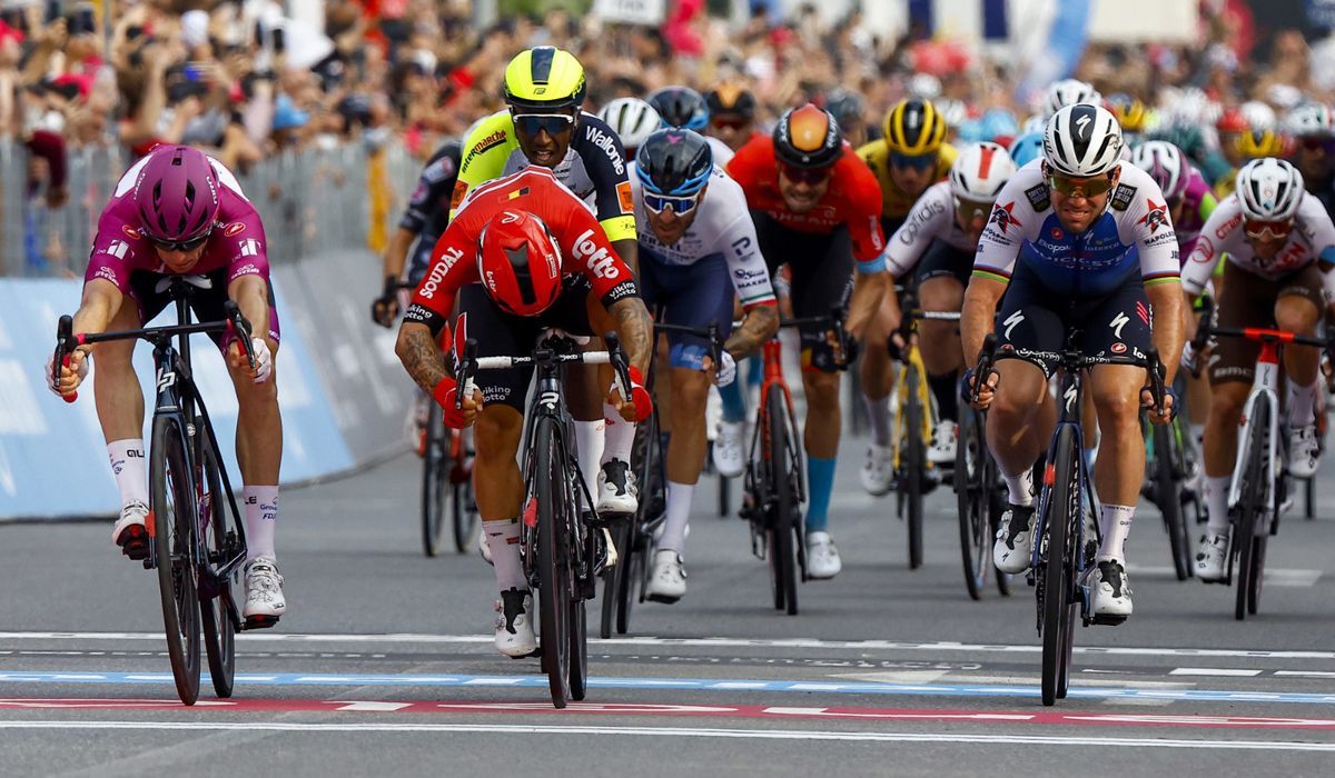 Démare voltou a ganhar num sprint apertado