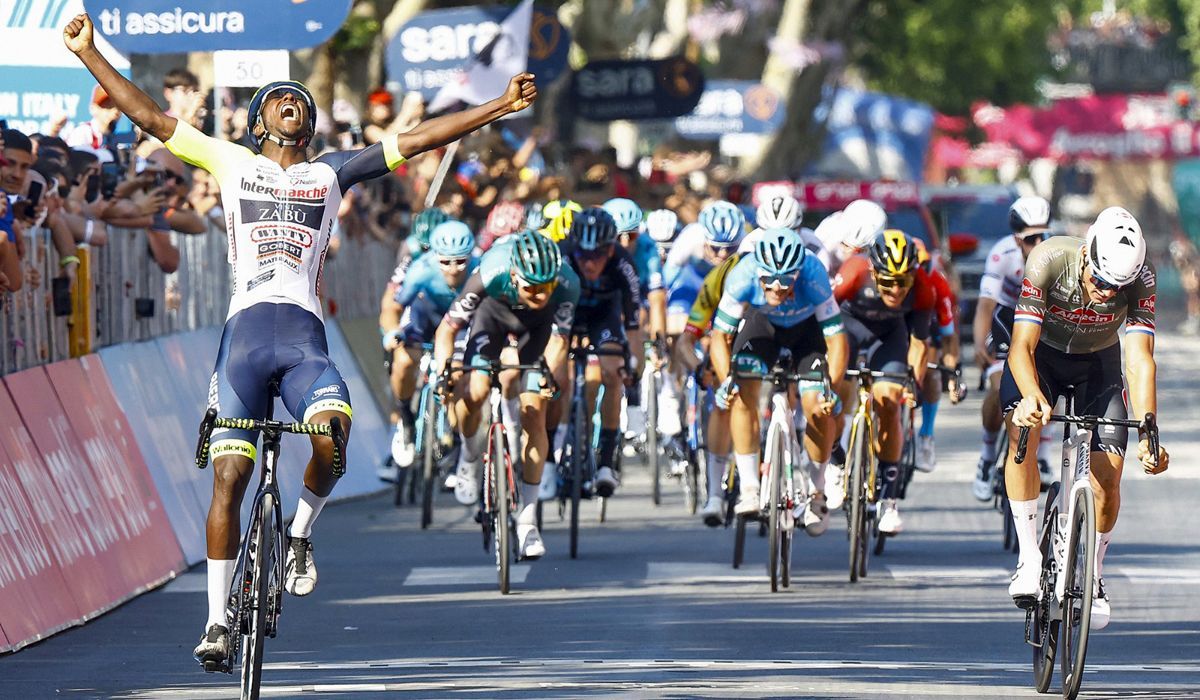 Girmay bateu Van der Poel num espetacular sprint no Giro entrou para a história