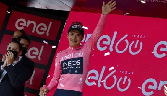 richard carapaz con la maglia rosa de nuevo lider del giro de italia 2022 2 790x454