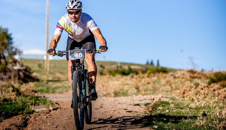 brazos siempre flexionados en la bici puede provocar dolores