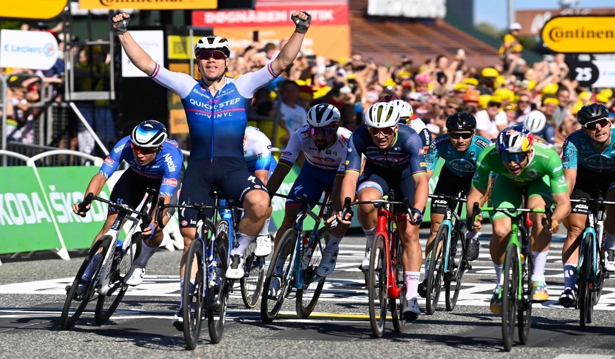 Jakobsen foi o mais rápido no sprint da segunda etapa do Tour