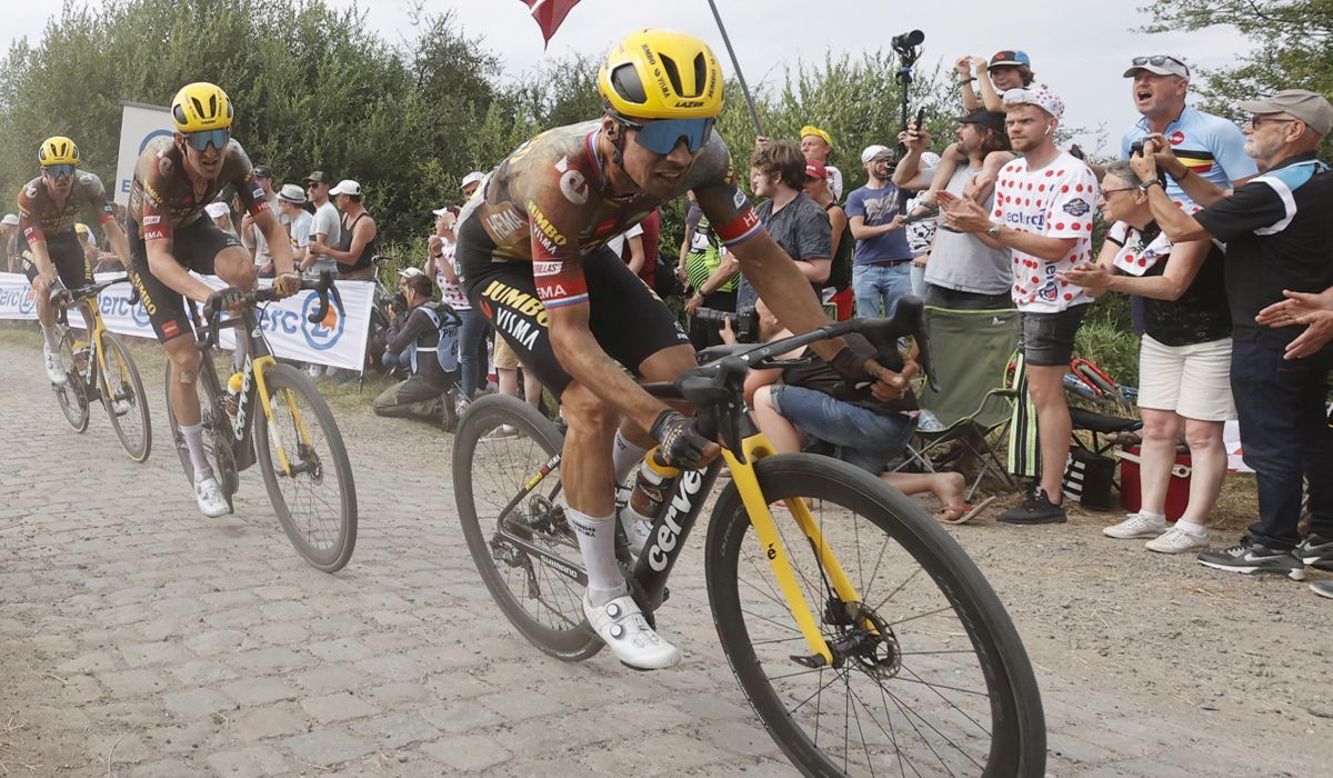 Roglic chegou à meta com um ombro deslocado, mas continua no Tour
