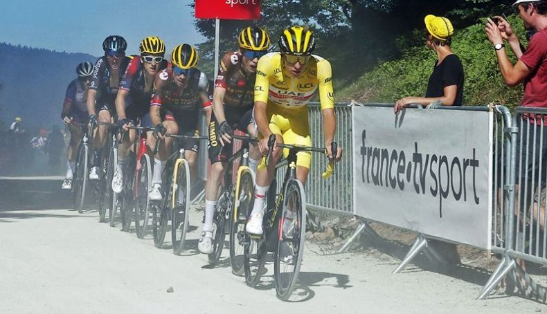 tadej pogacar liderando el grupo de favoritos