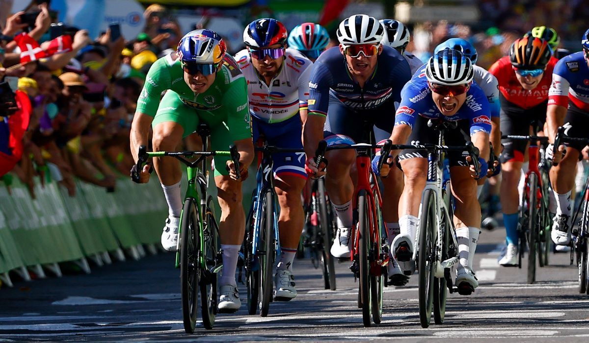 Jasper Philipsen ganhou ao sprint a 15ª etapa do Tour