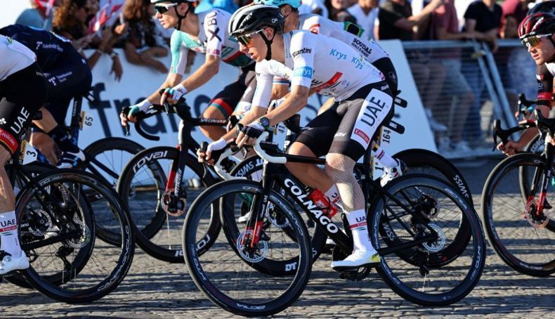 tadej pogacar y su colnago en la etapa final en paris 2 790x454