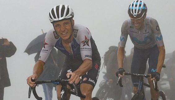 evenepoel y enric mas persiguiendo a jay vine en la parte final de la ascension al pico jano evenepoel y enric mas persiguiendo a jay vine en la parte final de la ascension al pico jano