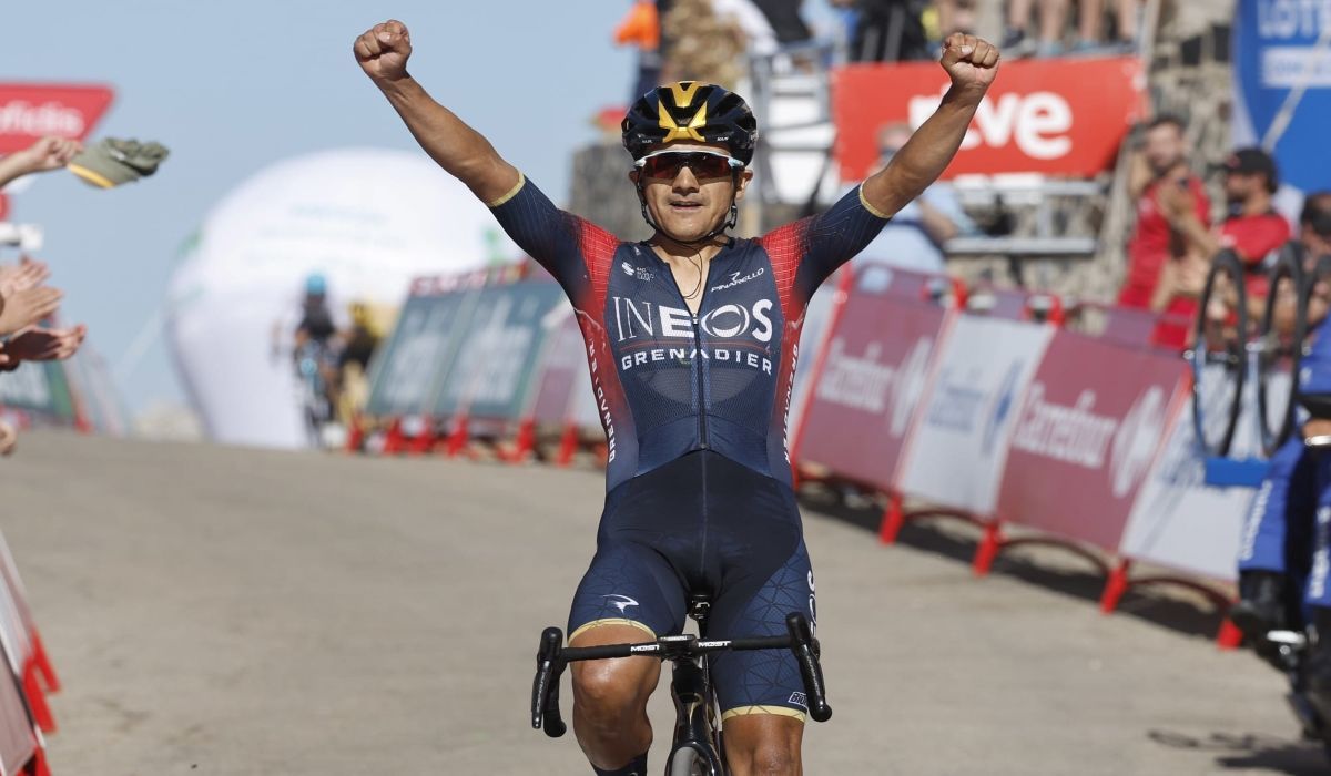 Richard Carapaz faz a dobradinha na Vuelta e Remco Evenepoel vacila