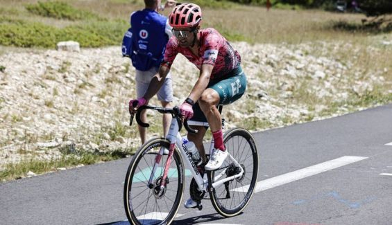 guerreiro camino de su victoria en el ventoux guerreiro camino de su victoria en el ventoux