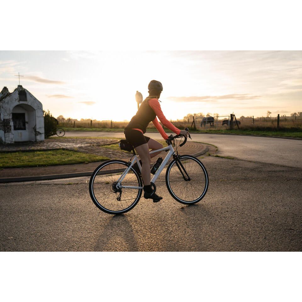 A bicicleta de estrada de iniciação para mulheres que custa 400 euros