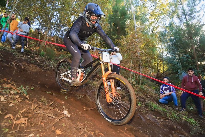 Gonçalo Bandeira e Sara Ferreira sagram se campeões nacionais de downhill