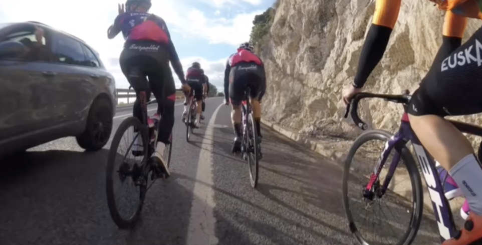 Condutor quase atropela de frente vários ciclistas da Burgos BH