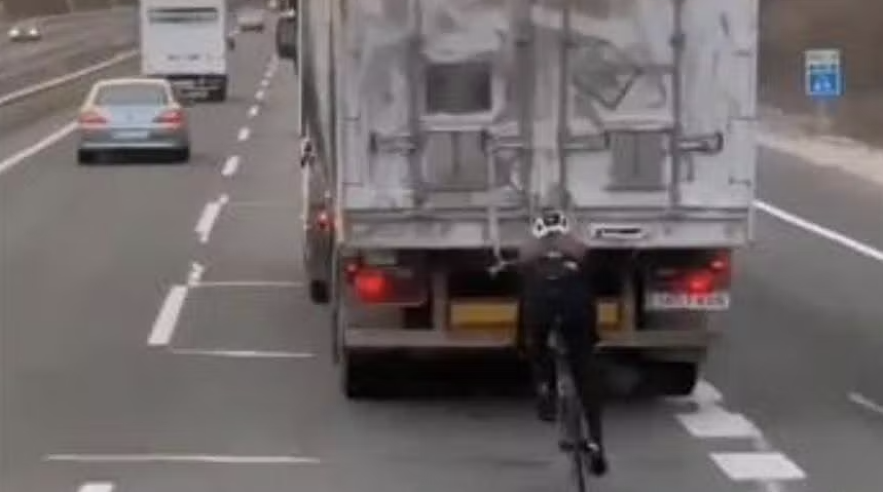 Video mostra ciclista que circula na roda de um camião em plena via rápida