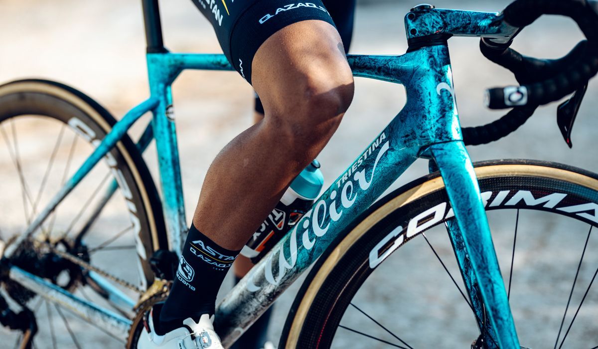 Wilier apresenta a nova decoração cromada das bicicletas da Astana