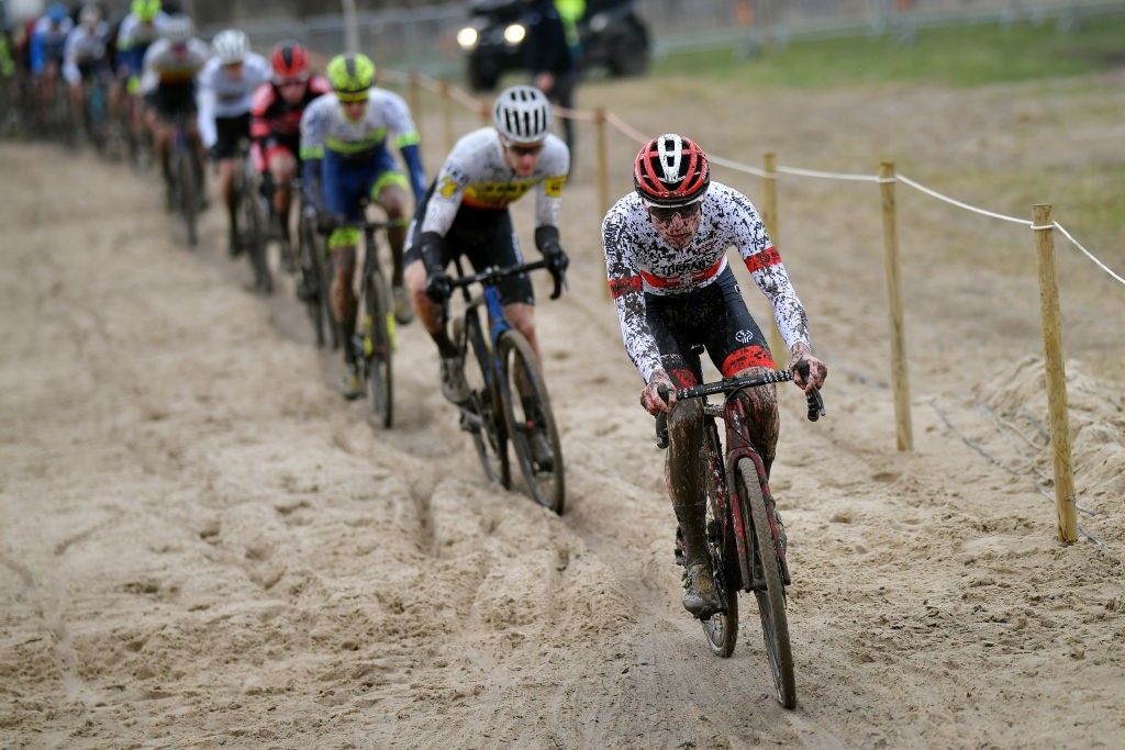 Duelo entre Van der Poel e Van Aert nos Mundiais de ciclocrosse