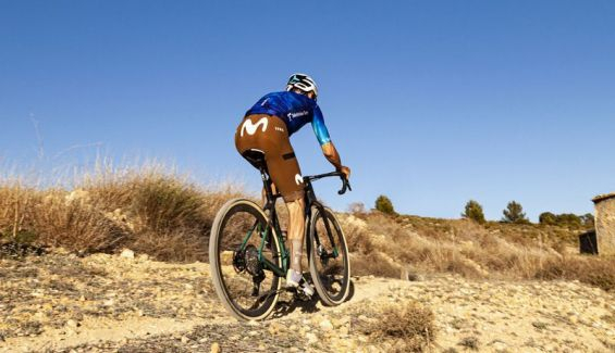 movistar gravel squad gobik foto 2