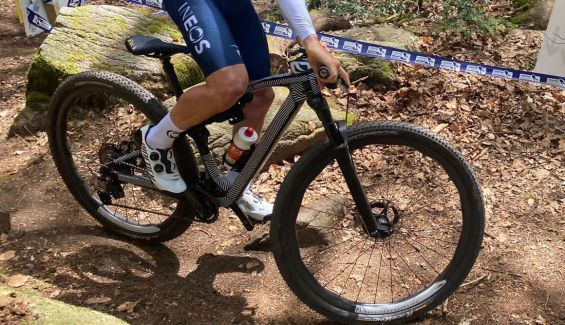 asi podria ser la nueva pinarello de pidcock y ferrand prevot