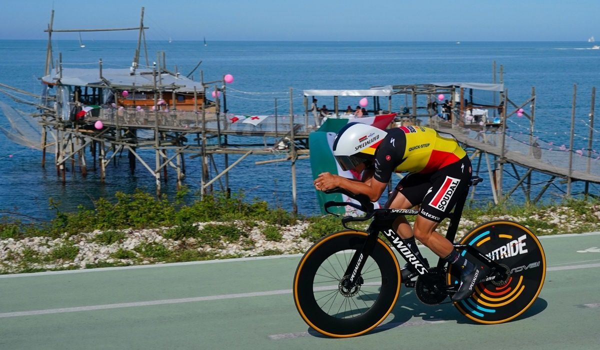 Evenepoel entra no Giro com o pé direito