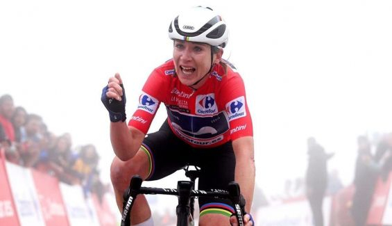 annemiek van vleuten movistar team celebro en la cima de lagos de covadonga su victoria en la vuelta 7 1200x690