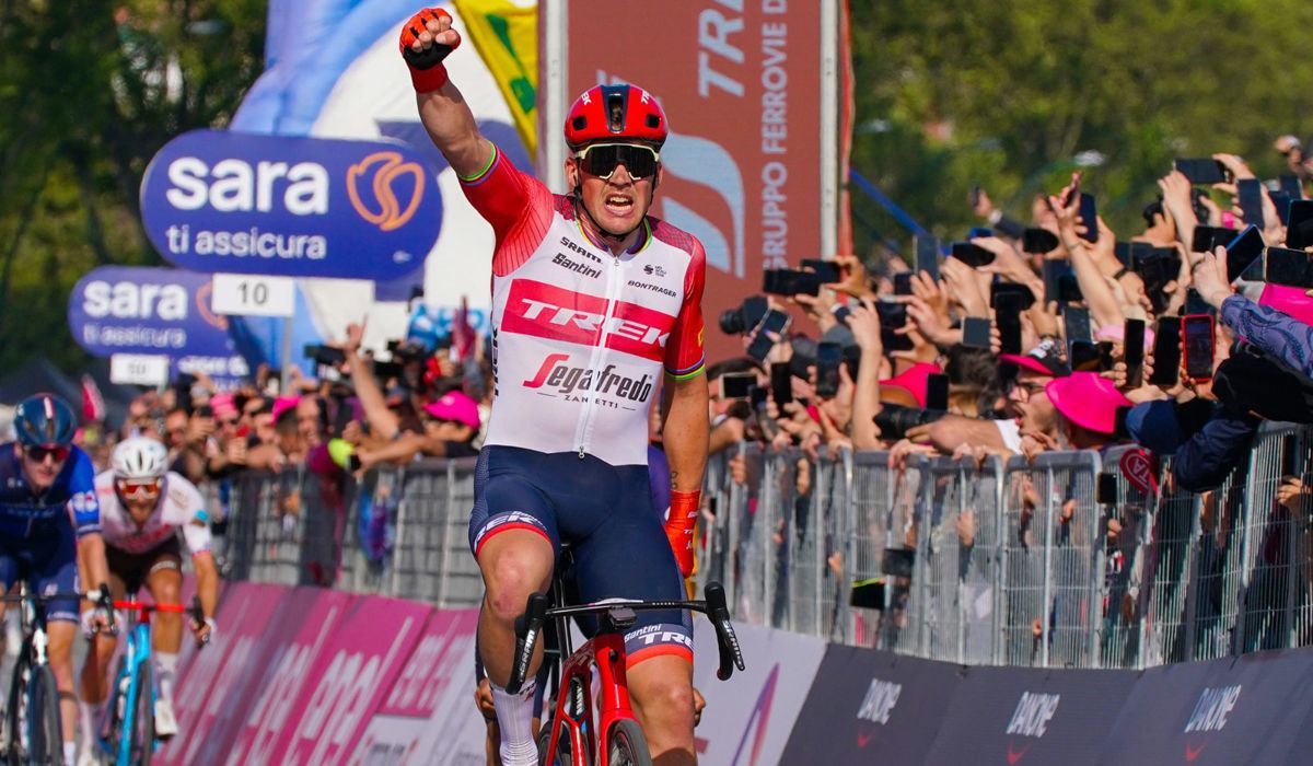 Mads Pedersen vence em Nápoles após mais um dia atribulado