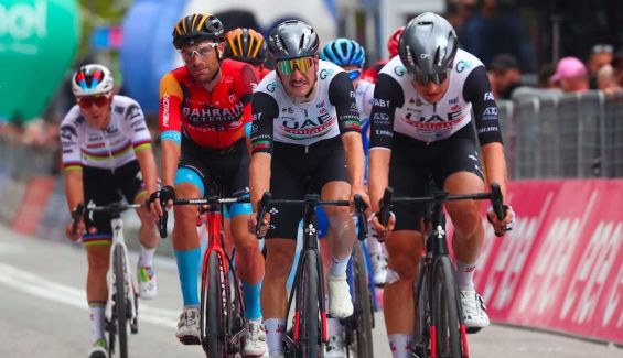 vine y almeida uae team emirates salvaron los muebles de un evenepoel soudal quickstep abatido 7 1200x690 vine y almeida uae team emirates salvaron los muebles de un evenepoel soudal quickstep abatido 7 1200x690