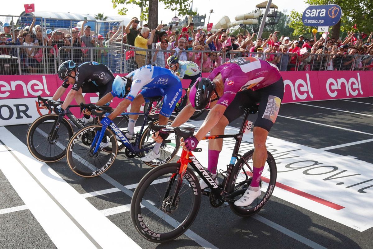 Dainese ganha ao sprint a 17ª etapa do Giro