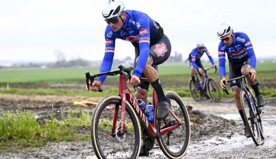 mathieu van der poel durante un entrenamiento previo a la paris roubaix
