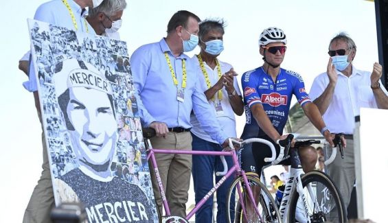 van der poel quiso rendir homenaje a su abuelo raymond poulidor 7 1200x690 van der poel quiso rendir homenaje a su abuelo raymond poulidor 7 1200x690