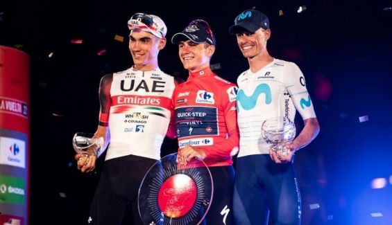 podio de la vuelta 2022 con remco evenepoel flanqueado por juan ayuso y enric mas 2 790x454 podio de la vuelta 2022 con remco evenepoel flanqueado por juan ayuso y enric mas 2 790x454