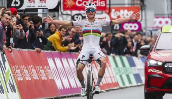 evenepoel celebrando su victoria en la lieja bastona lieja evenepoel celebrando su victoria en la lieja bastona lieja