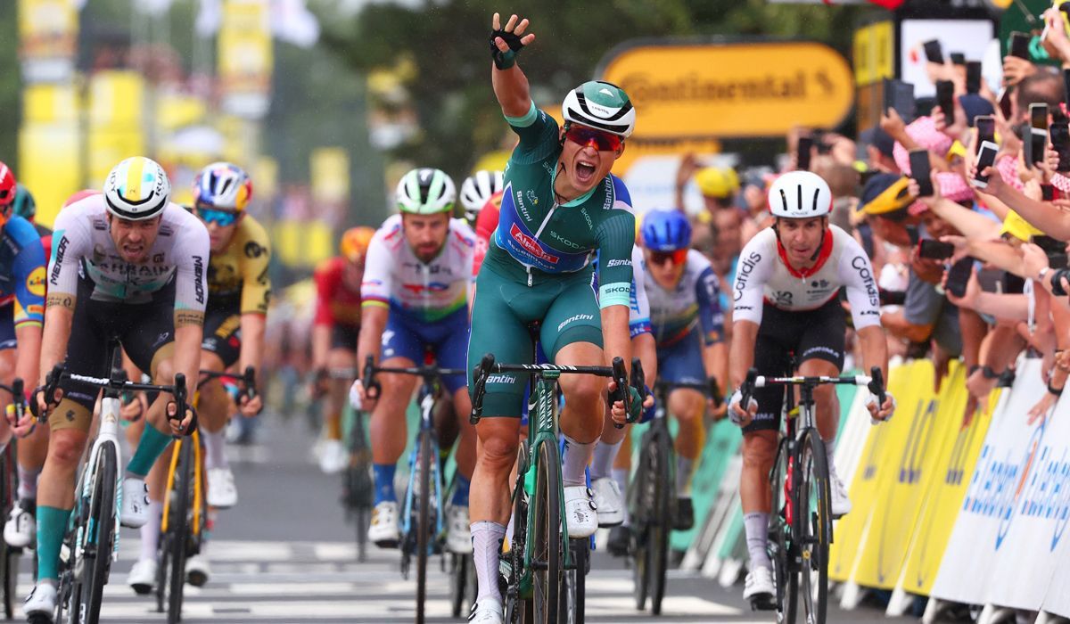 Jasper Philipsen festeja a sua quarta vitória no Tour