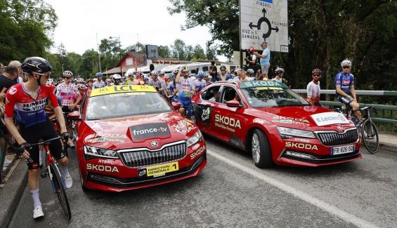 la organizacion del tour tuvo que parar la carrera por una caida en el inicio de la etapa 7 1200x690 la organizacion del tour tuvo que parar la carrera por una caida en el inicio de la etapa 7 1200x690