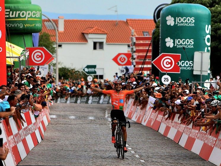 Luis Angel Maté vence sexta etapa da Volta e amarela muda de líder